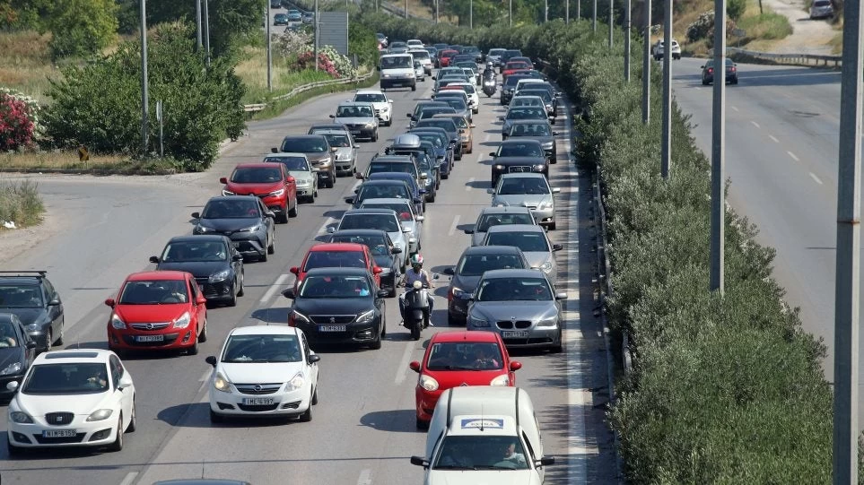 Οπου φύγει φύγει οι Αθηναίοι για τις εκλογές: Ουρά πέντε χιλιομέτρων από Δουκίσσης Πλακεντίας μέχρι Νερατζιώτισσα